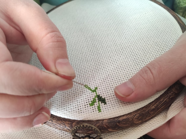 haft na lnianej tkaninie